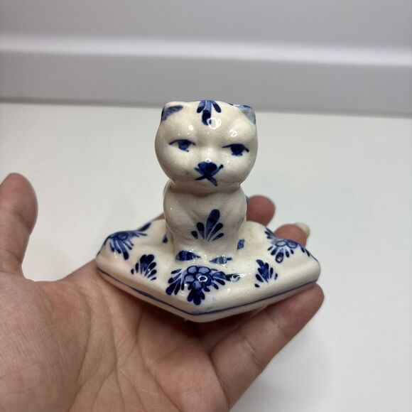 Holland Delft Blue  Cat on a Pillow Flowers Vintage Excellent Condition 2.75” - Picture 1 of 6